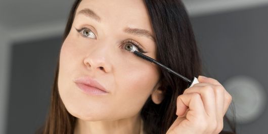 Cum se aplică mascara corect, pentru cele mai bune rezultate. Greșeala pe care o fac multe persoane