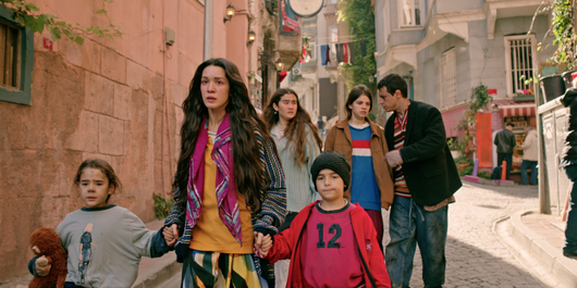 Secretul tatuajului actriței Hazal Subaşı. Actrița care o interpretează pe  Azize din serialul „Ai nimănui”, de la Kanal D, și-a scris pe piele un mesaj cu semnificații profunde