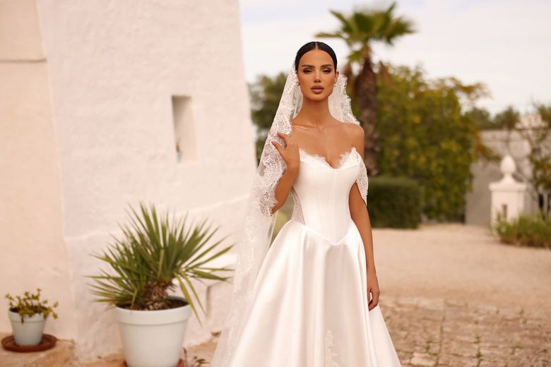 (P) De ce să alegi rochii de mireasă pe comandă? Ghid practic pentru miresele care își doresc un model unic