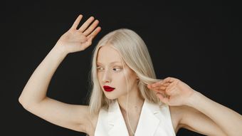 5 culori de păr pe care să le încerci în luna mai. De la baleyage, la nuanțe calde