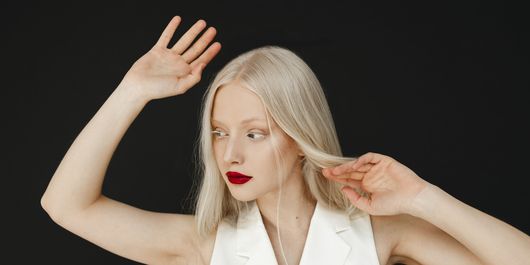 5 culori de păr pe care să le încerci în luna mai. De la baleyage, la nuanțe calde