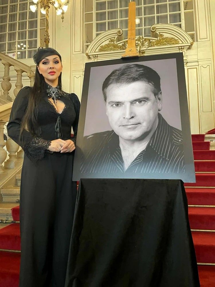 Medana Oprea la sicriul lui Ioan Isaiu
