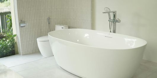 (P) Cada într-o baie mică – când este o alegere bună?