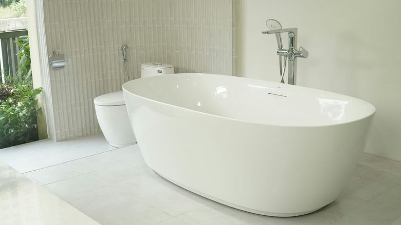 (P) Cada într-o baie mică – când este o alegere bună?