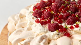 La ce temperatură se coace pavlova. Desertul care cucerește întreaga familie!