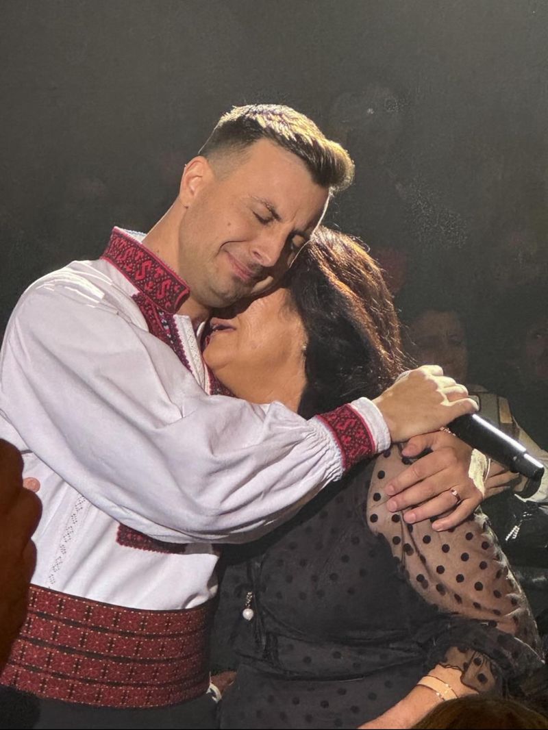 Valentin Sanfira și mama lui