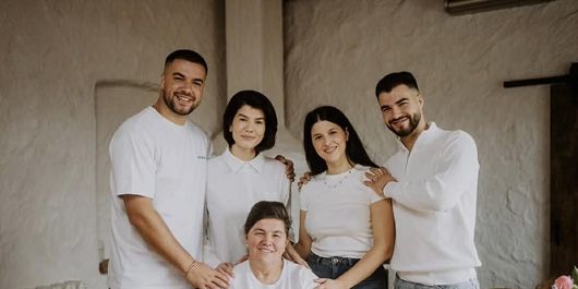Mama Geta și fiica ei, Getuța, în fața primăriei. Ce a vrut să-i dea fiicei sale, însă tânăra a refuzat: “A venit să-mi treacă averea.”