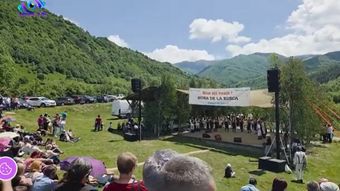 Moment emoționant în Sebeșu de Jos. Alexandru, băiatul de cinci ani, căutat de o întreagă comunitate, a urcat pe scenă
