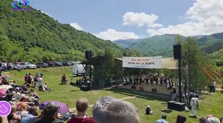 Alexandru, copilul de cinci ani, a urcat pe scenă