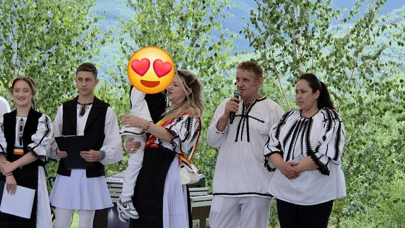Alexandru, copilul de cinci ani, a urcat pe scenă