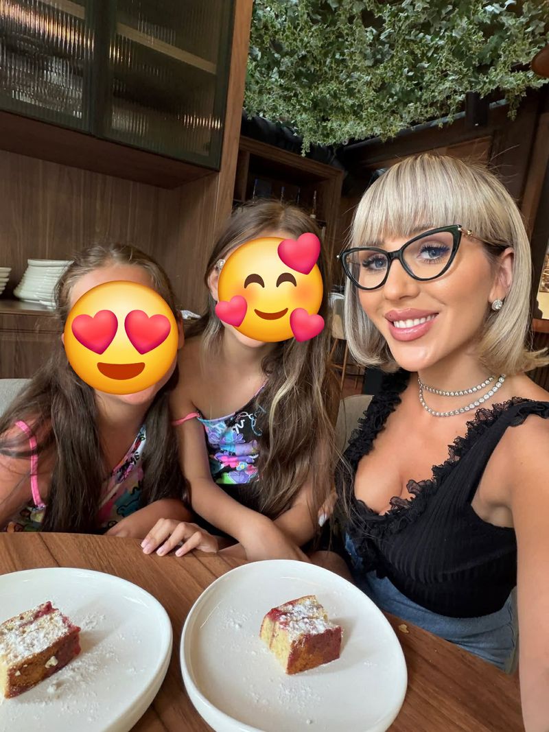 Dana Roba și fiicele sale