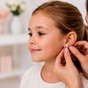(P) Ghidul primilor cercei pentru bebeluși și copii mici: ce trebuie să știe părinții &icirc;nainte de perforarea urechilor