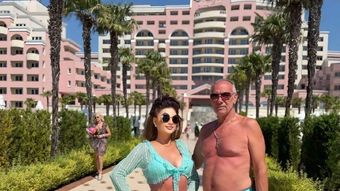 Cornelia dansatoarea, apariție incendiară în costum de baie la 57 de ani! Cum a apărut la piscină alături de soț