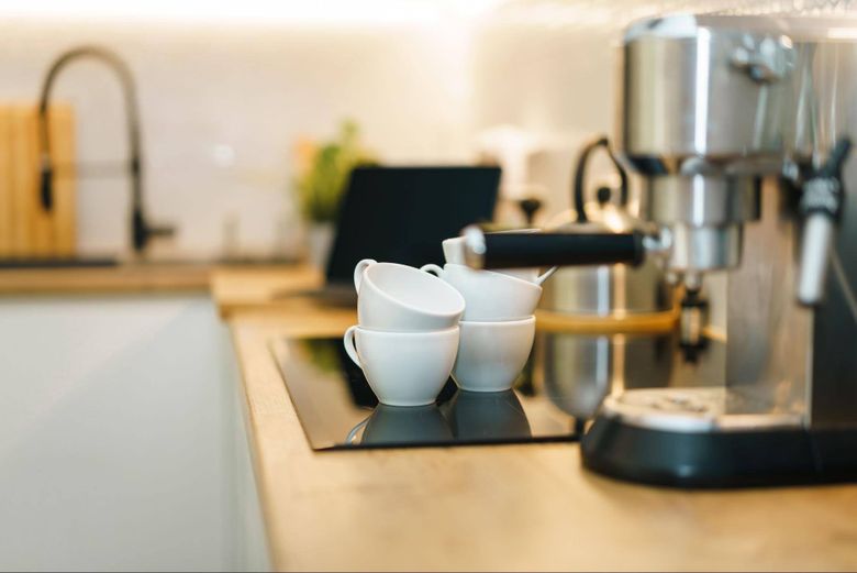 (P) Ghid practic: Cum să alegi un aparat de cafea inteligent cu funcții inedite pentru rutina ta de dimineață