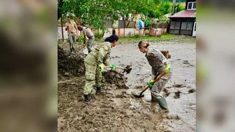 Furtuna de ieri a făcut prăpăd în Bușteni. O tânără a fost luată de ape de pe un trotuar: „Sfârşitul lumii!