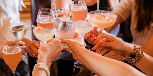 (P) Gin, șampanie și rom: bauturile care pot schimba ritmul serilor moderne