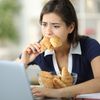 (P) Foame reală versus foame emoțională: Cum să le deosebești și să eviți m&acirc;ncatul compulsiv