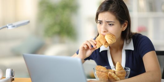 (P) Foame reală versus foame emoțională: Cum să le deosebești și să eviți mâncatul compulsiv
