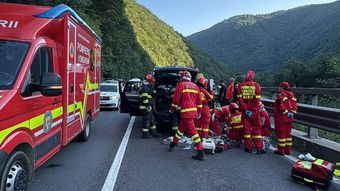 Un tată a murit sub ochii fiicei sale, după ce un bolovan s-a desprins și a căzut peste mașina în care se aflau. Care ar fi cauza tragediei