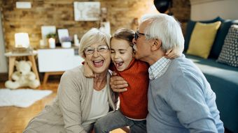 Anunț pentru pensionare și mamele din întreaga țară! Pe ce dată intră pensiile și alocațiile în luna august
