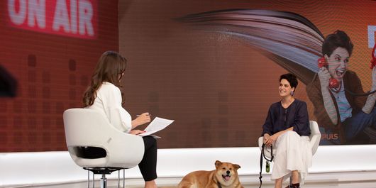 Andreea Remețan a venit cu Sushi în platoul Știrilor Kanal D! Vedeta Radio Impuls, despre „Dimineți de vacanță” și prietena sa necuvântătoare