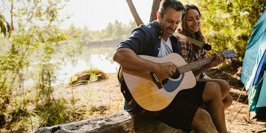 (P) Camping în cuplu: 10 idei pentru un weekend romantic în natură