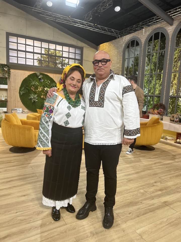 Victor Lavric și mama sa, Laura