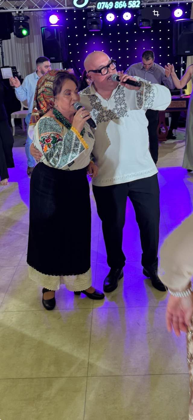 Victor Lavric și mama sa, Laura