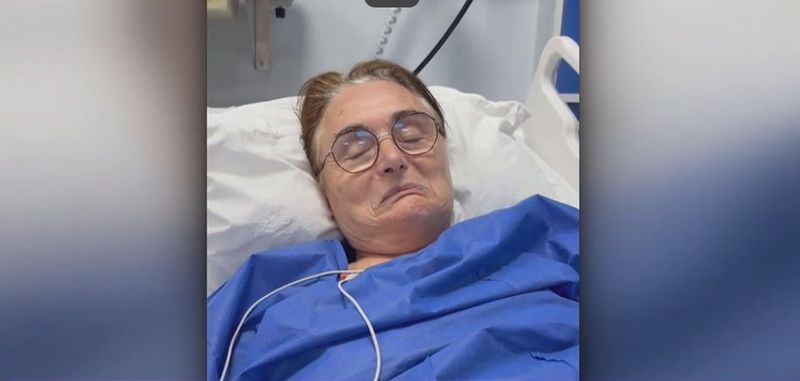 Femeie mușcată de șarpe 