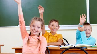 Anunț pentru eleve la început de an! Cine urmează să primească 500 de lei pentru rechizite