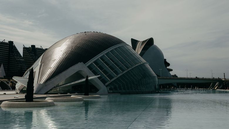 (P) De la gotic la futurism: cum transmite arhitectura povestea Valenciei
