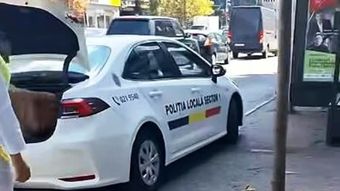 Scandal în centrul Capitalei! Un polițist local a fost filmat în timp ce arunca florile și fructele unei femei pe jos