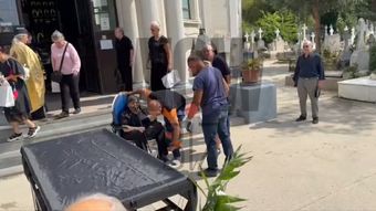Sora Ancăi Pandrea a fost adusă cu ambulanța și în scaun cu rotile la înmormântare. Imagini sfâșietoare de pe ultimul drum al partenerei lui Iurie Darie