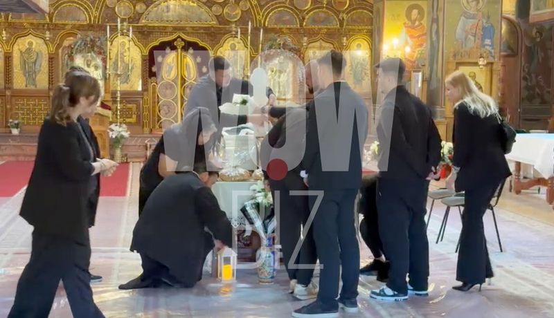 Trupul Mădălinei Apostol a ajuns &icirc;n biserică
