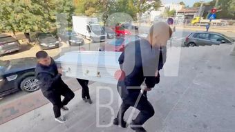FOTO Primele imagini cu trupul neînsuflețit al Mădălinei Apostol în biserică. Durere de nedescris lângă căpătâiul femeii