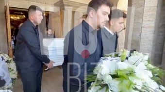 FOTO Durere de nedescris pentru mama Mădălinei Apostol, prăbușită peste sicriul fiicei sale. Trupul ei a fost scos din biserică în compania unei serenade de mariachi