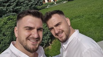 Povestea emoționantă a fetiței crescută de bunicul paralizat. Erika a fost vizitată de gemenii Graur chiar în ziua aniversării sale: “Avea cea mai mare nevoie să se simtă iubită.”