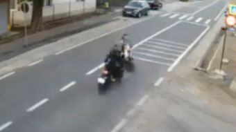 Sfârșit tragic pentru o fetiță de patru  ani, spulberată în timp ce era pe scuter cu mama ei. Filmul accidentului fatal