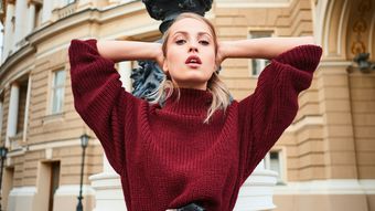 Ce culori se potrivesc cu burgundy. 4 combinații perfecte pentru ținutele de toamnă