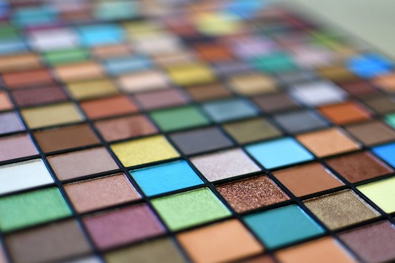 Cum salvăm un produs de makeup „ratat”: Ce faci când fondul de ten e prea închis sau rujul e prea uscat