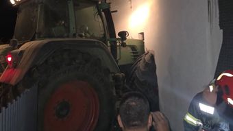 O mamă și copilul ei, la un pas de tragedie în Iași, după ce un tractor a intrat peste ei în casă: “Nu se putea deschide uşa.”