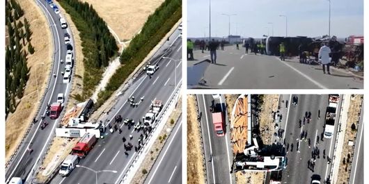 Tragedie pe o autostradă din Turcia! 11 persoane au murit și alte 27 au fost rănite, după ce un autocar s-a izbit de un camion