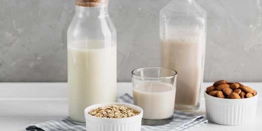 Cum se prepară acasă laptele vegetal de mazăre și laptele de migdale