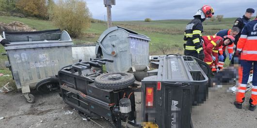 Tragedie de nedescris pentru o întreagă familie. O mamă a murit, iar fiul și soțul se află la spital, după ce s-au răsturnat cu triciclul