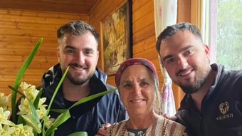 Unul din frații Graur, în lacrimi cu gândul la mama lui. Ce i-a transmis femeii care i-a dat viață cu ocazia aniversării ei: “Toată viața a slujit și atât a știut.”