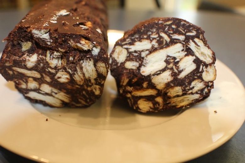 Cel mai simplu SALAM de BISCUIŢI! Reţetă aromată ca la mama acasă Cel mai simplu SALAM de BISCUIŢI! Reţetă aromată ca la mama acasă