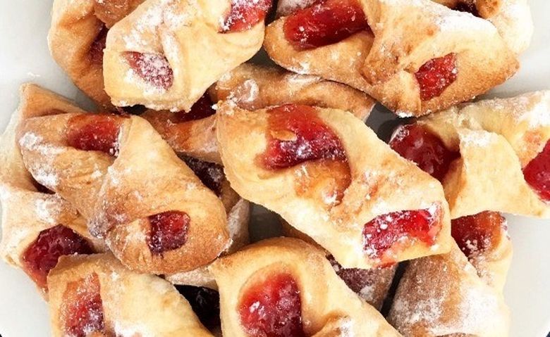 Cornuleţe cu dulceaţă care se topesc în gură! Reţetă ca la bunica acasă Cornuleţe cu dulceaţă care se topesc în gură! Reţetă ca la bunica acasă