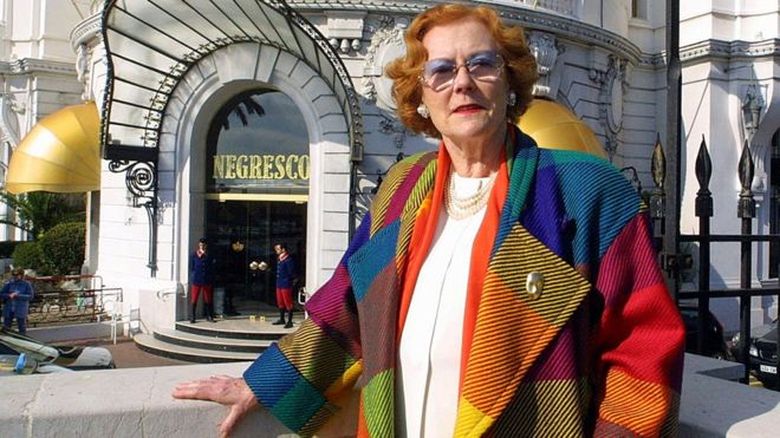 Regina hotelurilor a murit. Drapelele au fost coborâte în bernă