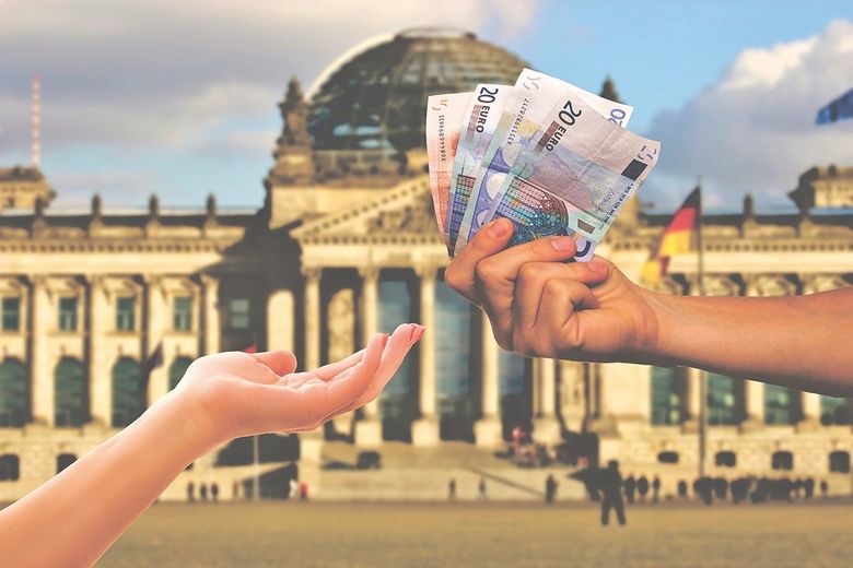 Guvernul oferă salarii uriaşe românilor ca să revină în ţară. Câţi bani ar primi un român din Diaspora