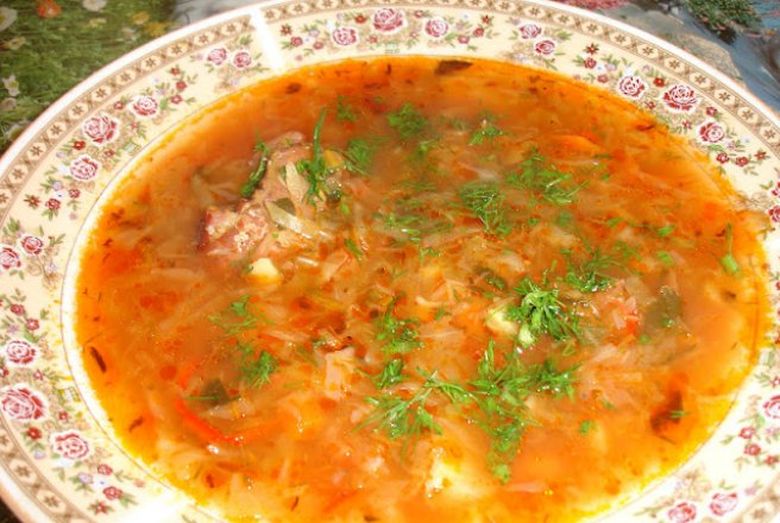 Ciorbă țărănească de porc cu varză murată. Secretul din caietul bunicii